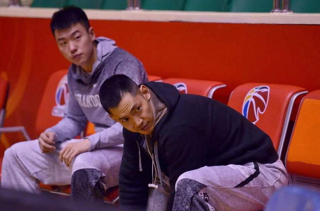 包含深圳男篮内部会议纪要流出：赛后战术微调，CBA常规赛使命明确，年轻球员得到机会的词条